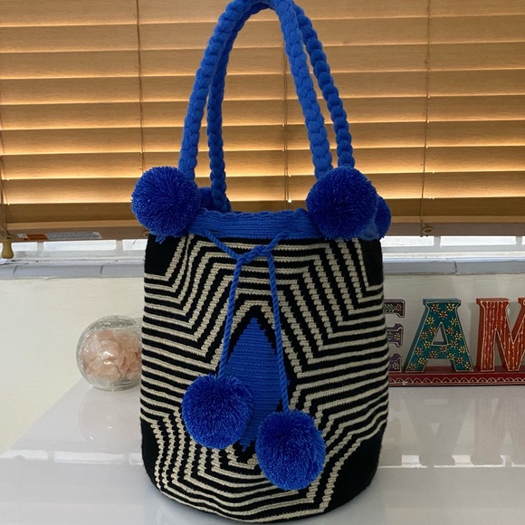 Colombian Wayuu Mochila Boho Shoulder Bucket blue and black handmade Bag - Picture 6 of 13